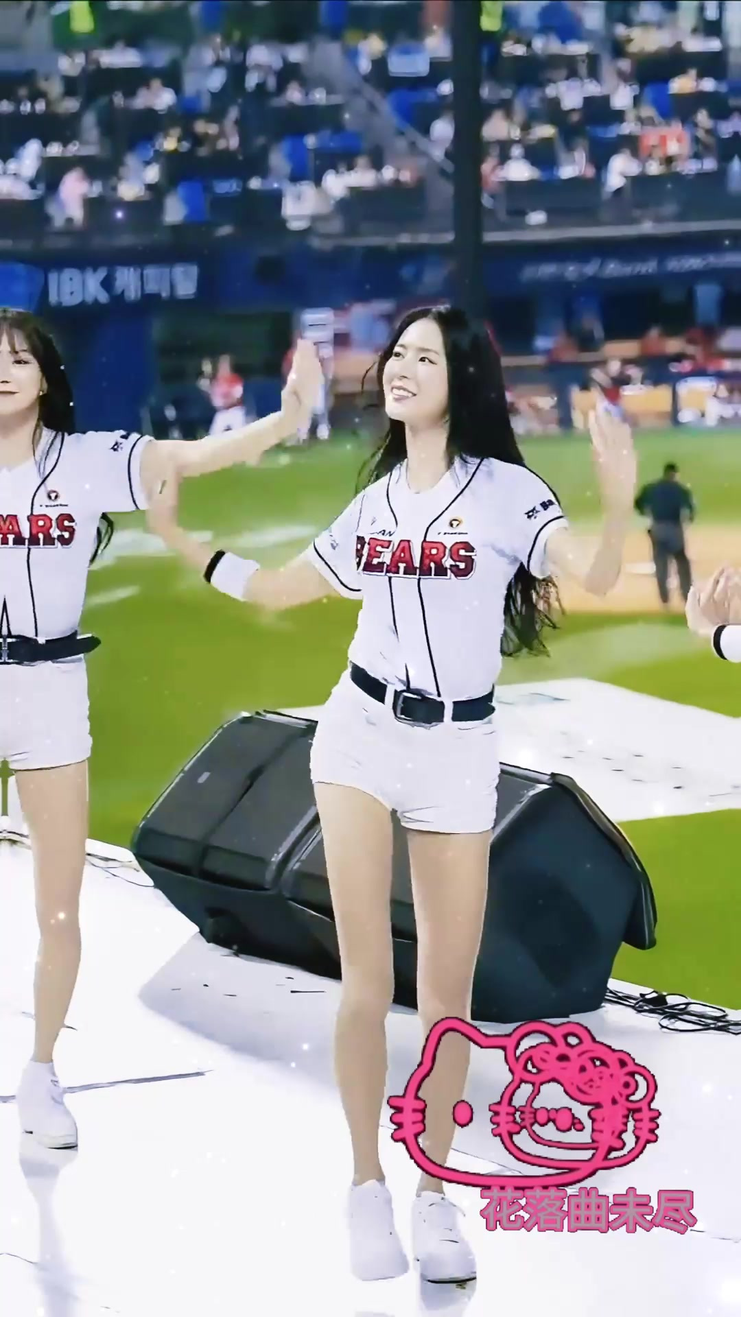 韩国篮球联赛日常啦啦队表演，蓝裙啦啦操燃爆全场